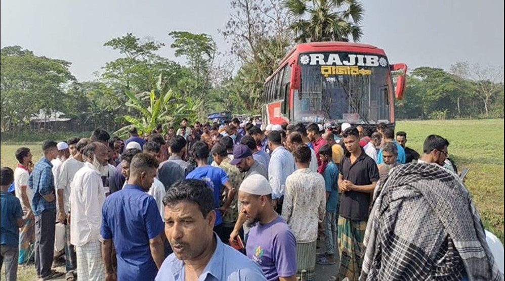 বাসচাপায় প্রাণ গেল তিন ভাইয়ের