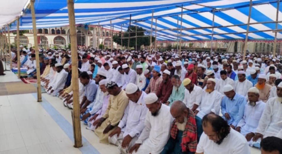 সৌদি আরব সহ মধ্যপ্রাচ্যের দেশগুলোর সাথে মিল রেখে শরীয়তপুরে ৩০ টি গ্রামে ঈদ জামাত অনুষ্ঠিত