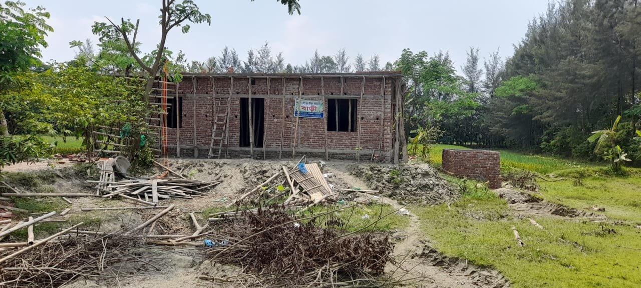 আদালতের আদেশ অমান্য করে দালান নির্মাণ, এলাকায় যেতে পারছেন না জমির মালিক