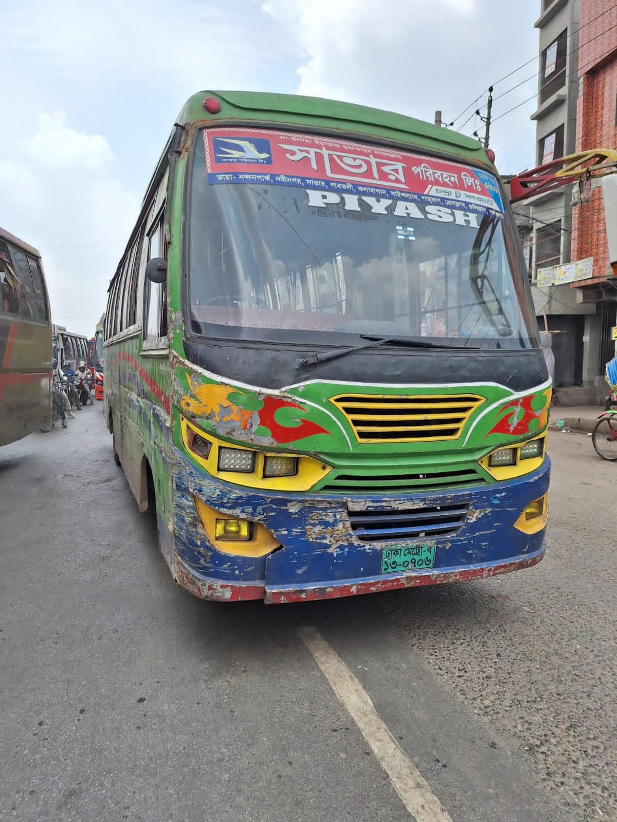 যাত্রীবাহী বাসে অস্ত্রের মুখে জিম্মি করে মোবাইল ফোন স্বর্ণালংকার লুট