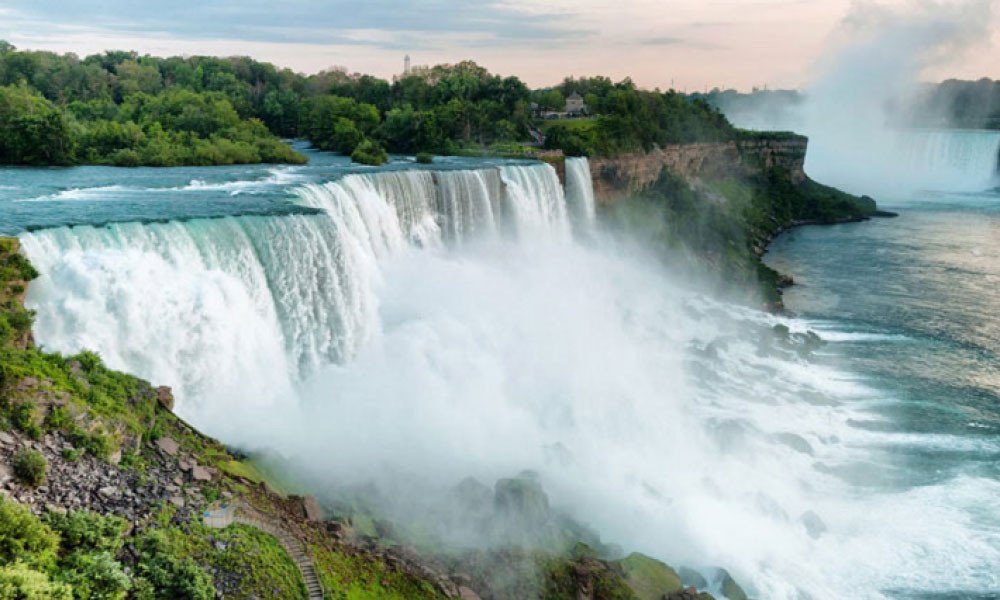 নায়াগ্রায় জলের পতনেই আনন্দ