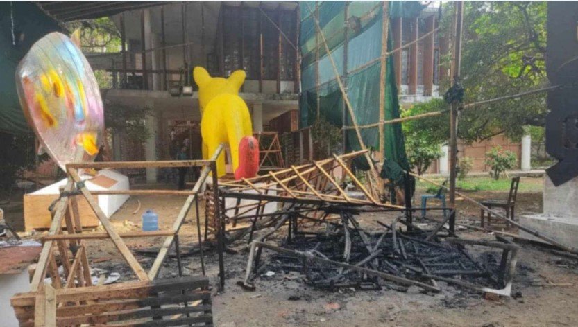 চারুকলায় আগুনে পুড়ল ‘ফ্যাসিস্টের প্রতিকৃতি’