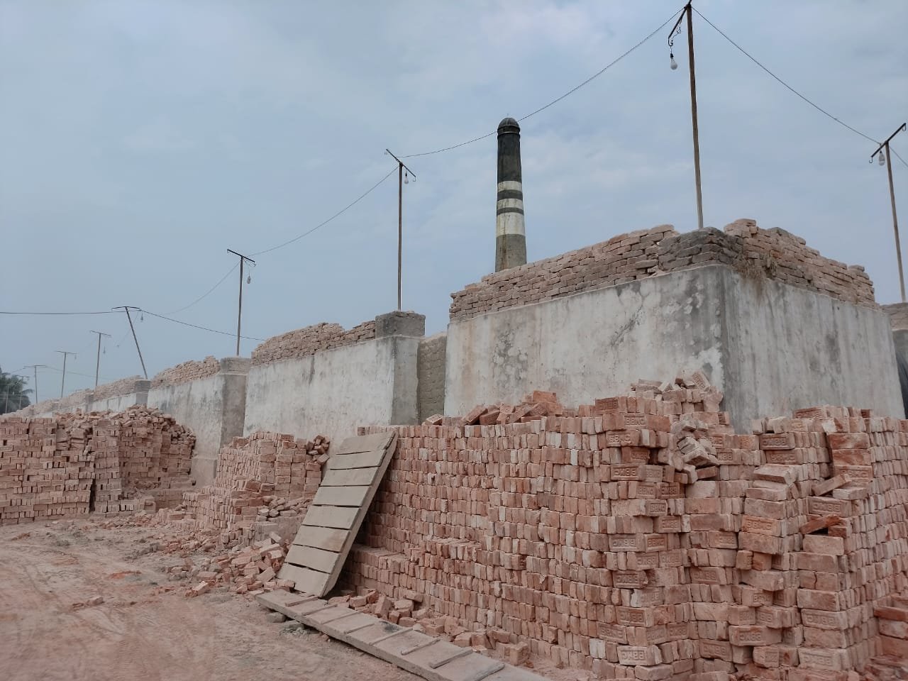 কোম্পানীগঞ্জে পরিবেশ অধিদপ্তরের যোগসাজশে চলছে আ.লীগ নেতার ইটভাটা