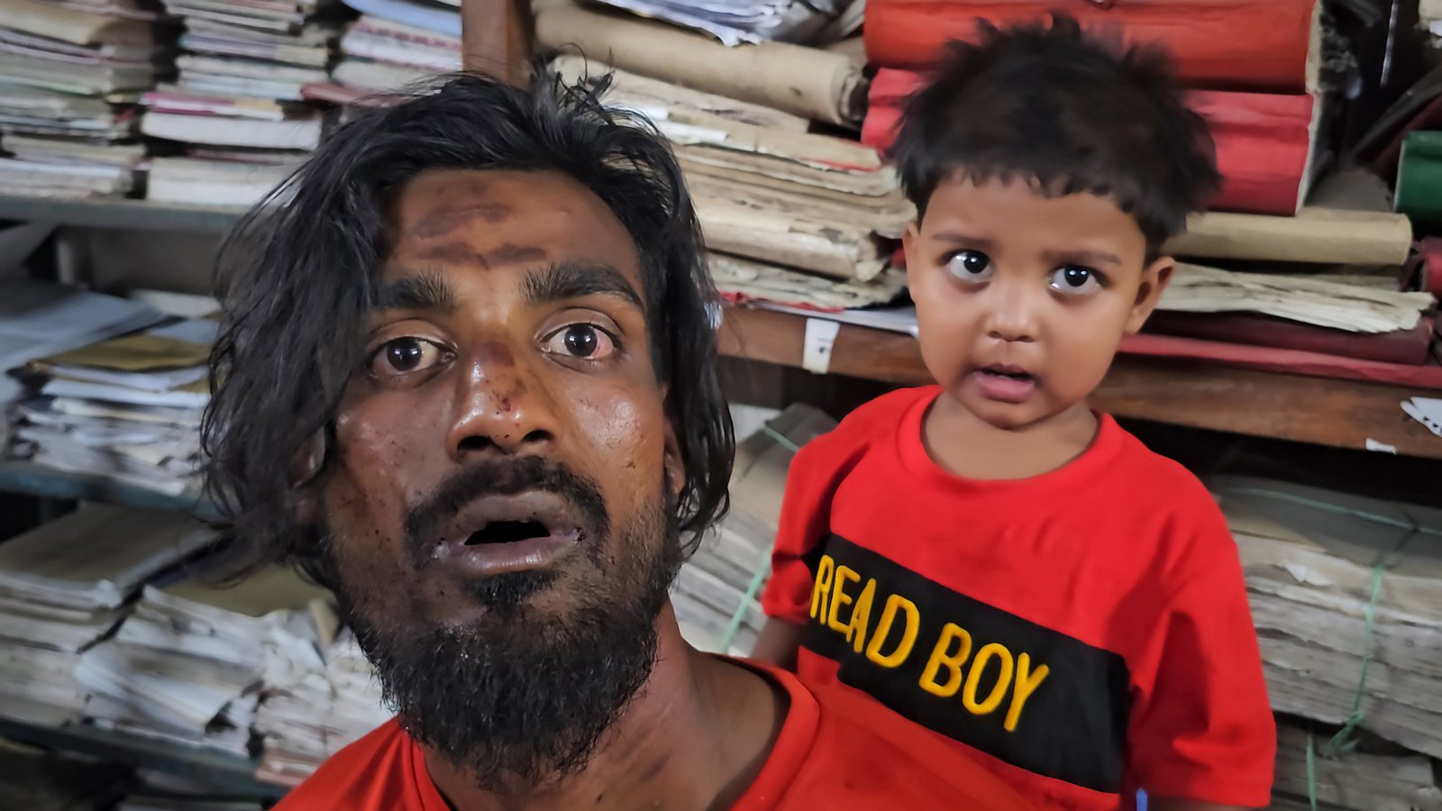 শিশু বাচ্চা নিয়ে বাড়ি যাচ্ছিলো পিতা, শিশু ছিনতাইকারী বলে বেধড়ক পেটালো জনতা