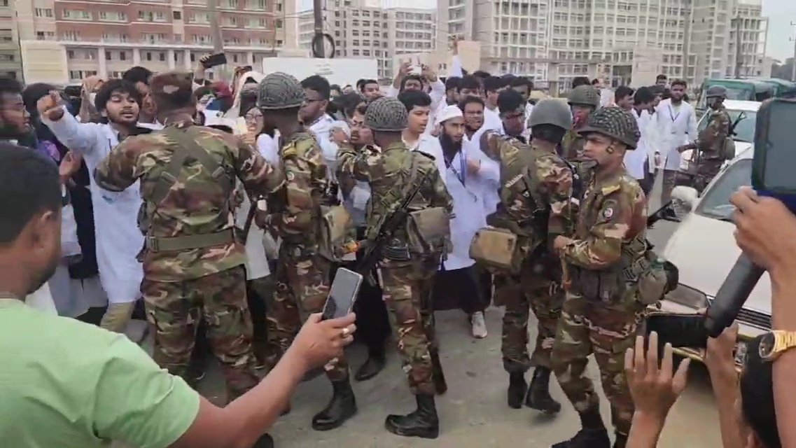 মেডিকেল শিক্ষার্থীদের সুনামগঞ্জ-সিলেট মহাসড়ক অবরোধ কের বিক্ষোভ সেনাবাহিনীর লাঠি চার্জ