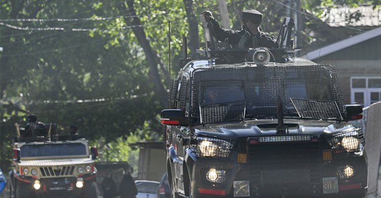 কাশ্মীর ইস্যুতে পাল্টাপাল্টি সামরিক হামলার আভাস