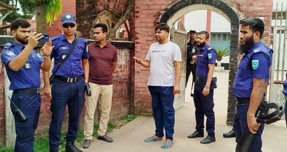 জামিনে মুক্তির পর জেলগেট থেকে পুনরায় গ্রেফতার আওয়ামী লীগ নেতা