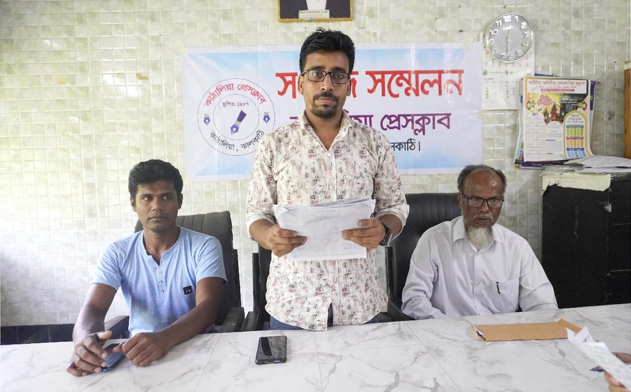 কাঁঠালিয়ায় “সংখ্যালঘুর জমি দখল হচ্ছে” ফেইজবুকে প্রচারিত মিথ্যা সংবাদের প্রতিবাদে সংবাদ সম্মেলন