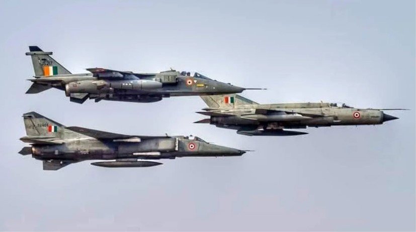 ভারত-শাসিত কাশ্মিরে ৩টি যুদ্ধবিমান বিধ্বস্ত হয়েছে: রয়টার্স