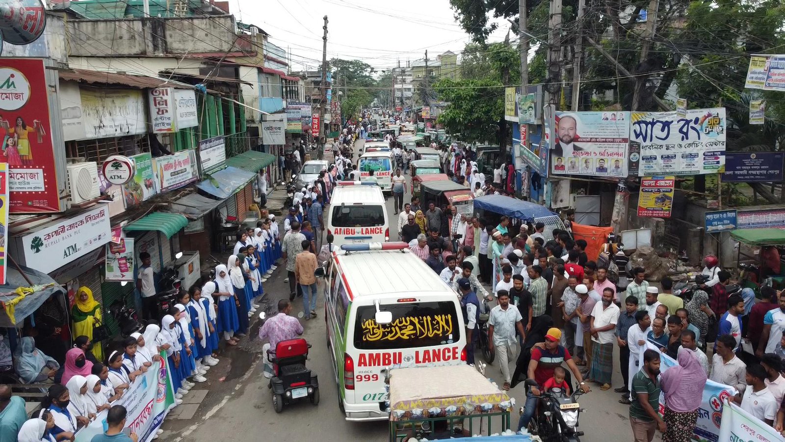 শেরপুরের উন্নয়নের দাবীতে ১৪ কিলোমিটার সড়কজুড়ে অর্ধলক্ষাধিক মানুষের মানববন্ধন