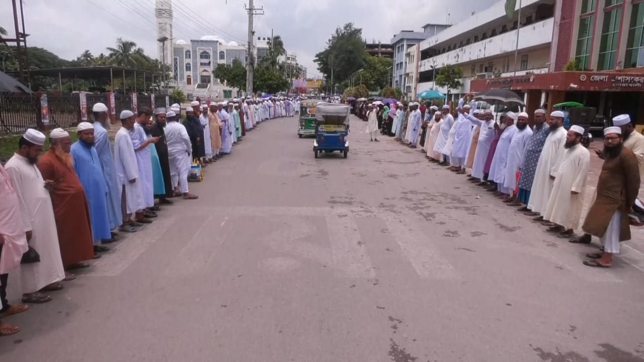 ঈদের আগে বকেয়া বেতন পরিশোধের দাবিতে মানববন্ধন