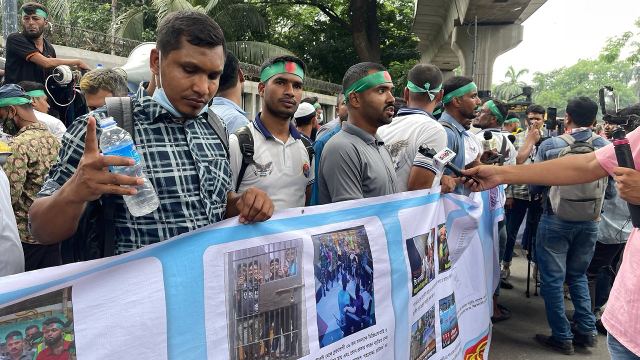 চার দফা দাবিতে চাকরিচ্যুত সশস্ত্র বাহিনীর সদস্যদের অবস্থান কর্মসূচি