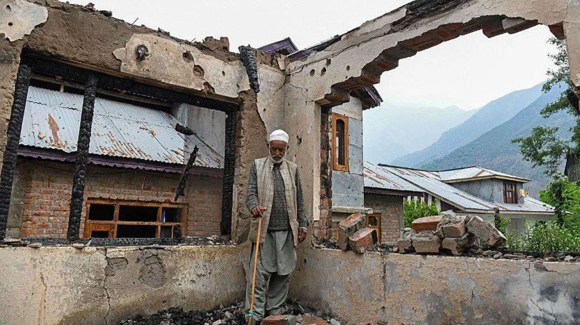 পাকিস্তানের হামলায় ভারতের সীমান্ত এলাকায় ১০ হাজারেরও বেশি বাড়ি ধ্বংস