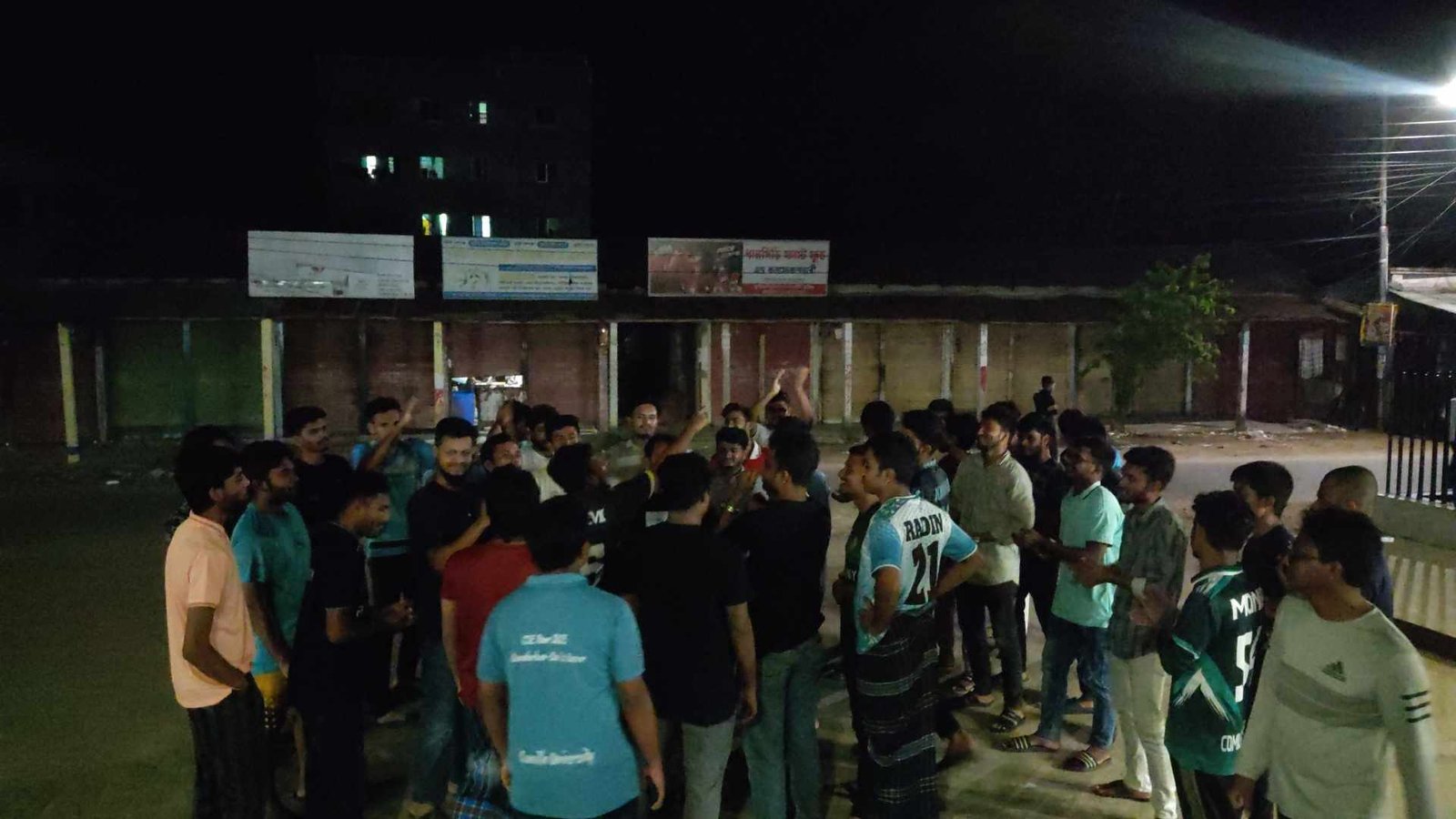 কুবিতে বিদ্যুৎ ও ওয়াইফাই সমস্যা সমাধানের দাবিতে শিক্ষার্থীদের বিক্ষোভ মিছিল