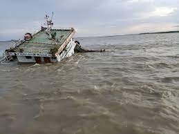 মেঘনায় রড-সিমেন্ট বোঝাই ট্রলার ডুবি