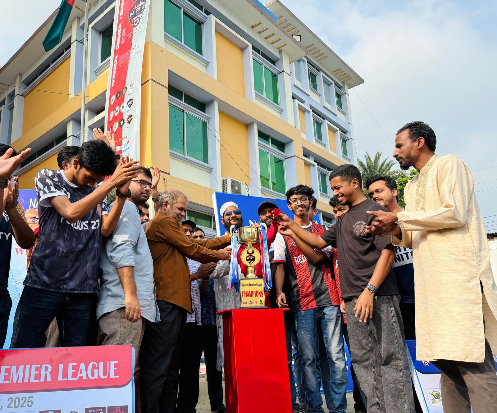 “নবারুণ প্রিমিয়ার লিগ” সিজন-৬ এর ট্রফি উন্মোচন