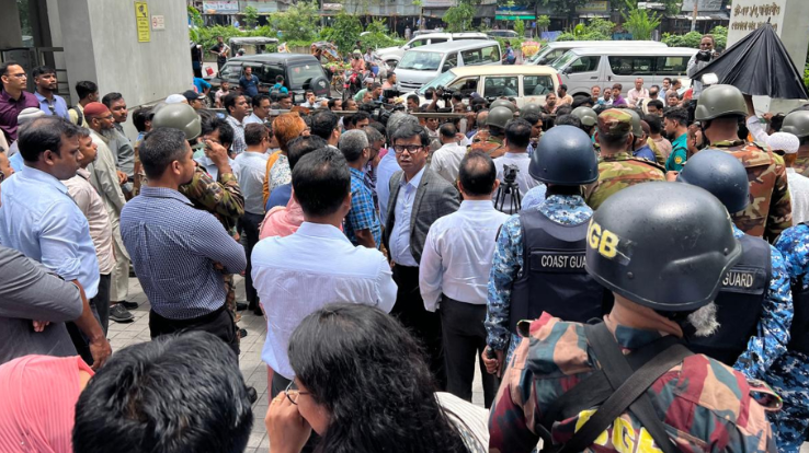 রাজস্ব ভবন ঘিরে রেখেছে আইনশৃঙ্খলা বাহিনী, চলাচলে নিয়ন্ত্রণ