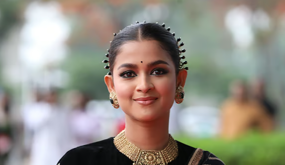 ভাসমান মানুষ নাকি মাছ? সাদিয়া আয়মানের কমেন্ট সেকশন মাতিয়ে দিয়েছে দর্শকদের প্রশ্ন!