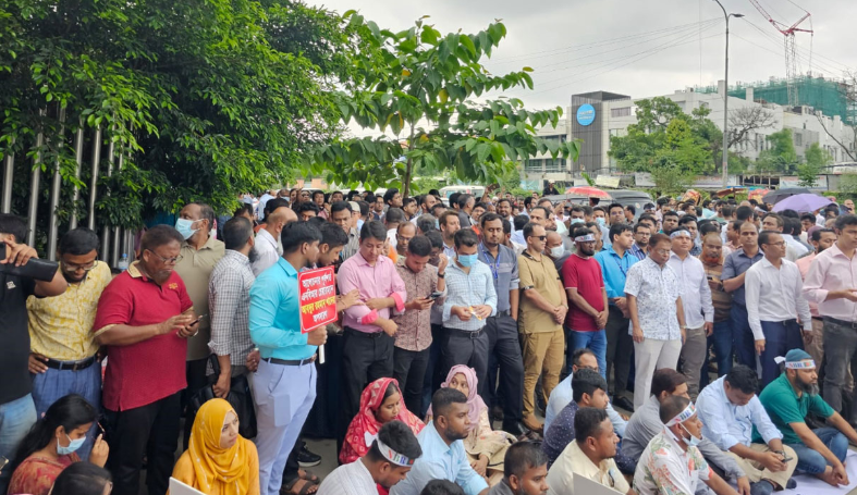 এনবিআরের প্রধান কার্যালয় অবরুদ্ধ, চেয়ারম্যানের অপসারণ দাবিতে চলেছে লাগাতার শাটডাউন