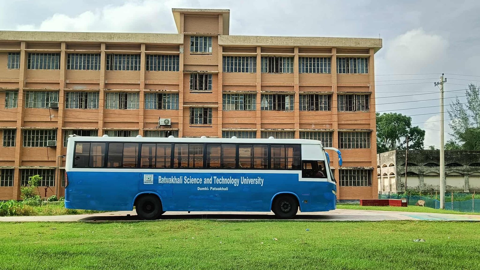 গ্যারেজ নেই, খোলা আকাশে নষ্ট হচ্ছে পবিপ্রবির বাস