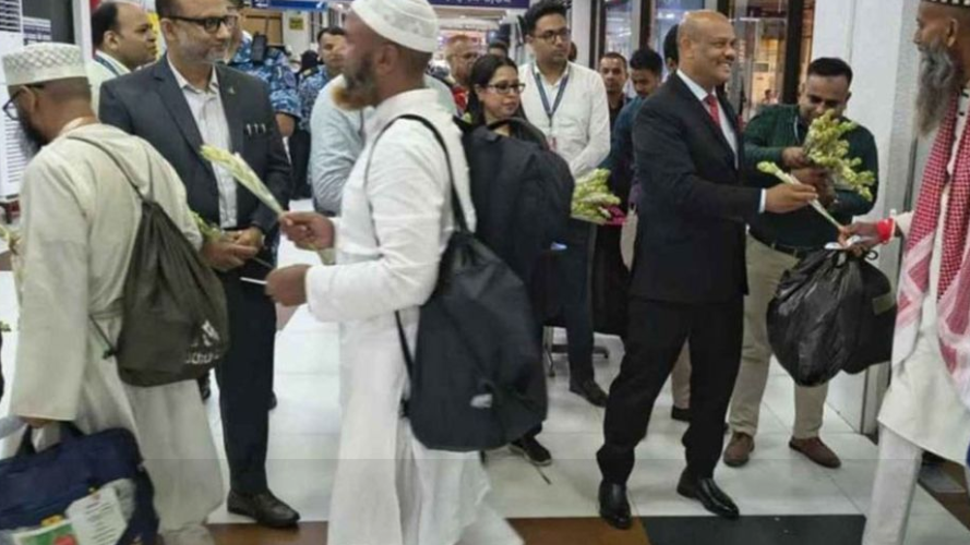 হজ শেষে দেশে ফিরেছেন ৬০ হাজারের বেশি বাংলাদেশি হাজি