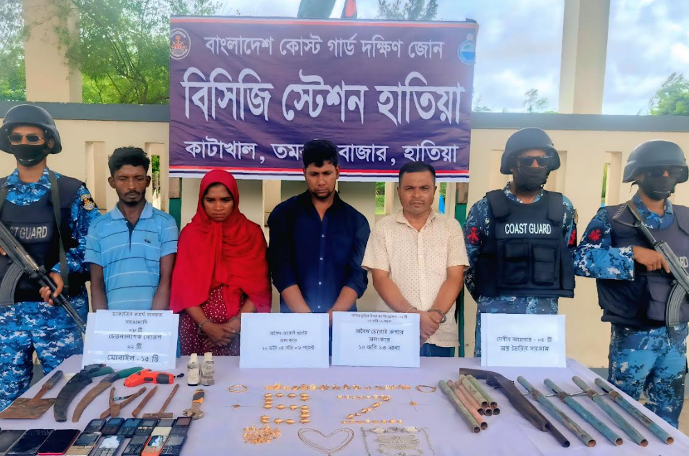 হাতিয়াতে যৌথবাহিনীর অভিযানে নারীসহ আটক-৪, আগ্নেয়াস্ত্র-স্বর্ণ উদ্ধার