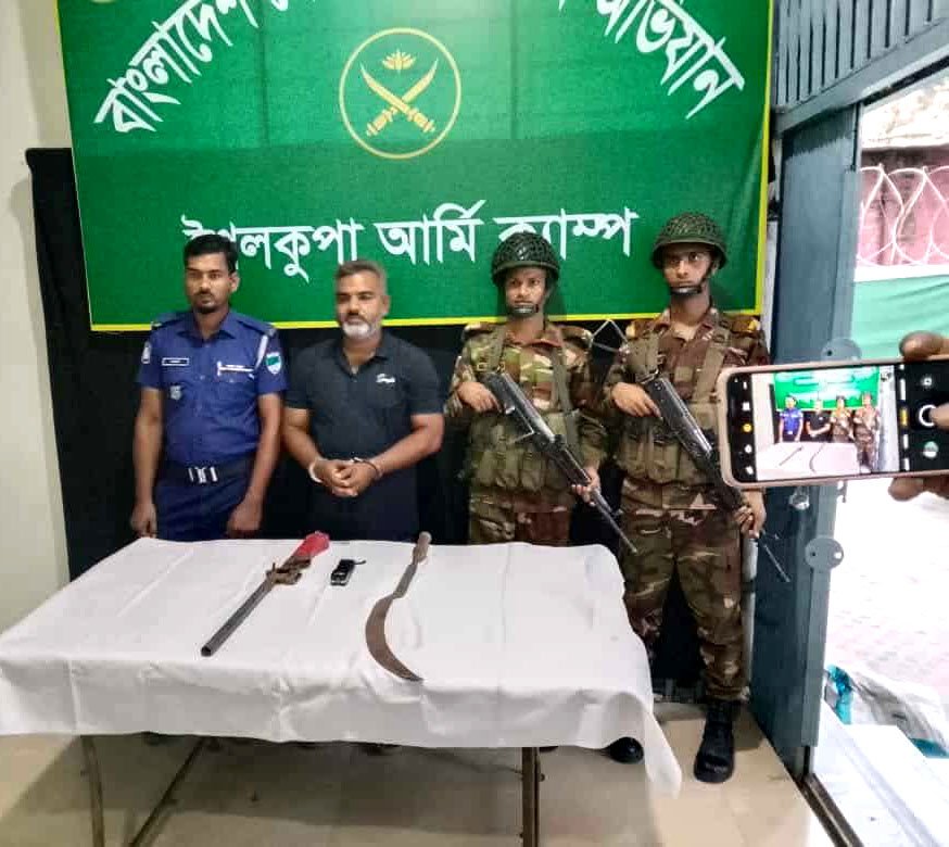 ঝিনাইদহে দেশী-বিদেশী অস্ত্রসহ অবসরপ্রাপ্ত সেনা সদস্য গ্রেফতার