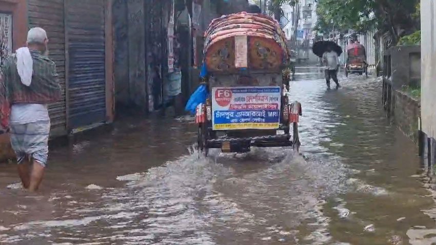 বরিশালে একদিনে ১৫৯ মিলিমিটার বৃষ্টিতে দুর্ভোগে জনজীবন, তীব্র জলাবদ্ধতা