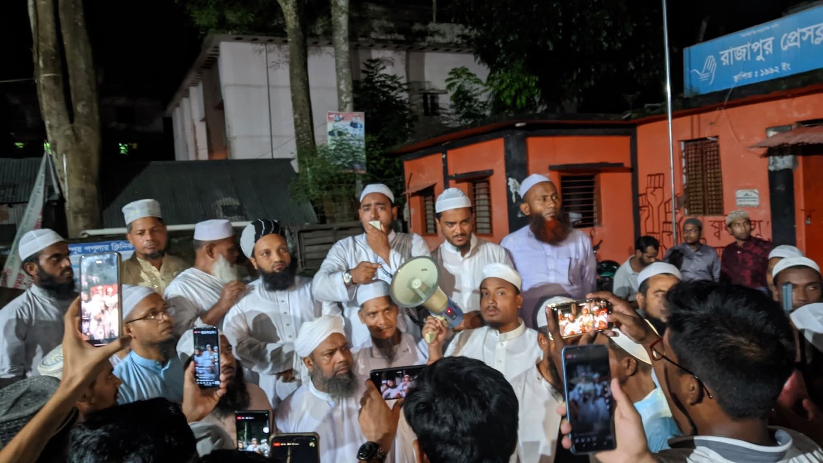 ঢাকায় ব্যবসায়ী হত্যার প্রতিবাদে রাজাপুরে ইসলামী ছাত্র আন্দোলনের বিক্ষোভ