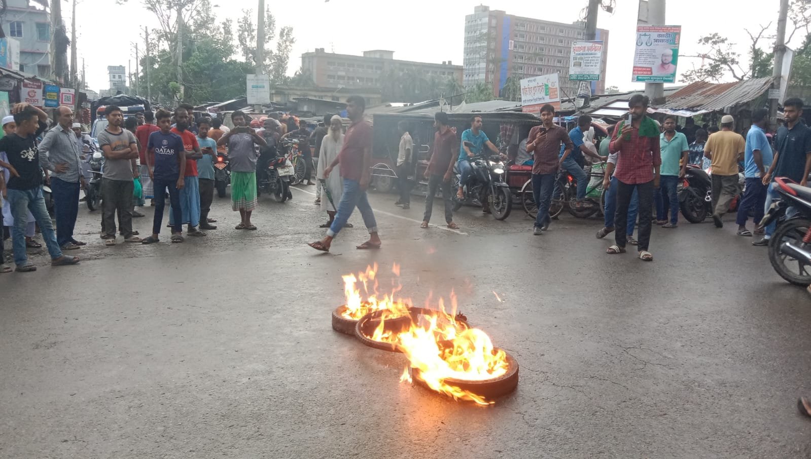 ঝালকাঠিতে এনসিপি ও বৈষম্যবিরোধী ছাত্র আন্দোলনের মহাসড়ক অবরোধ