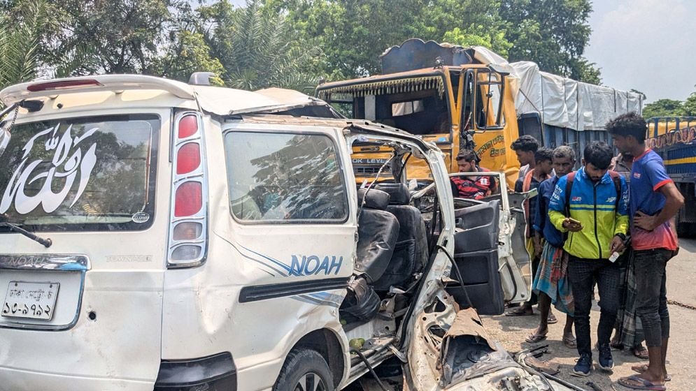 নাটোরে ট্রাক-মাইক্রোবাস সংঘর্ষে নিহত বেড়ে ৮