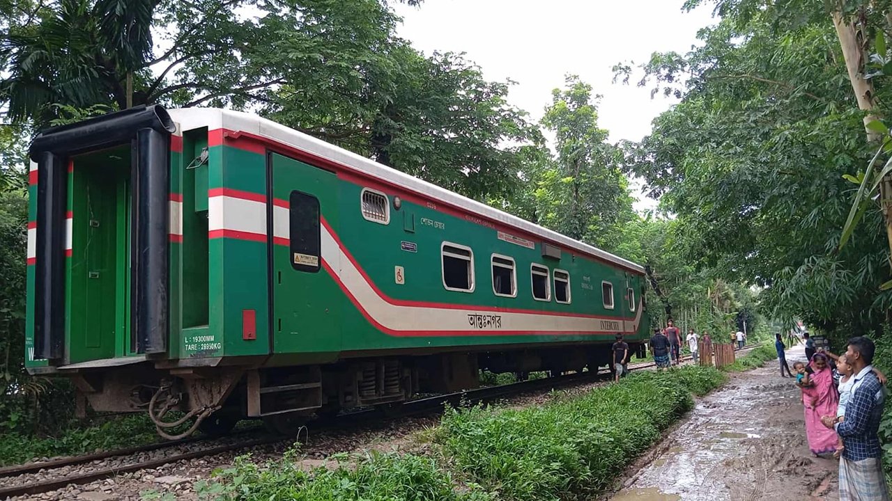 কক্সবাজার এক্সপ্রেসে বগি বিচ্ছিন্ন, আটকা প্রবাল এক্সপ্রেস