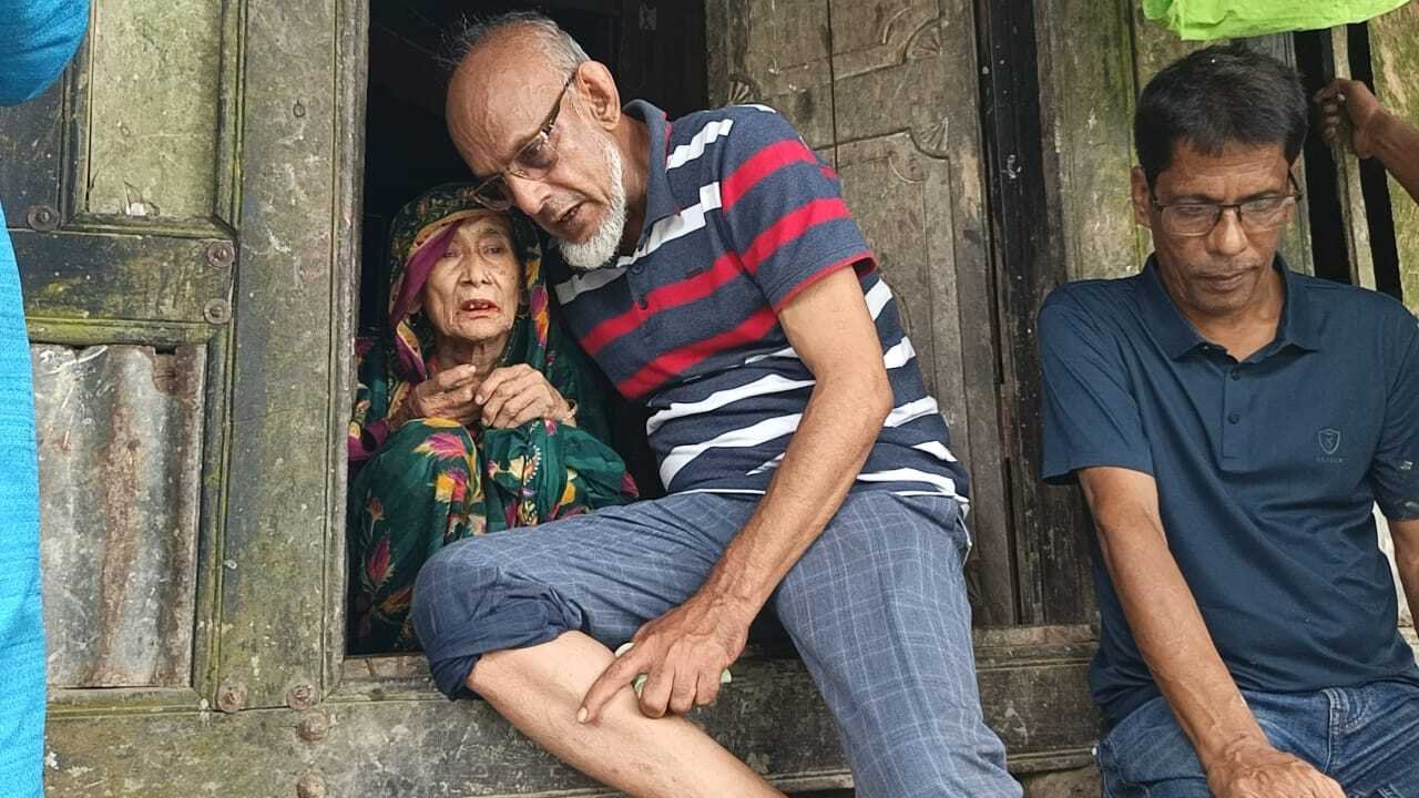 ইন্দুরকানীতে পানি বন্দি মানুষের ঘরে ত্রাণ ও নগদ অর্থ পৌঁছে দিলেন জেলা বিএনপির আহবায়ক - আলমগীর হোসেন