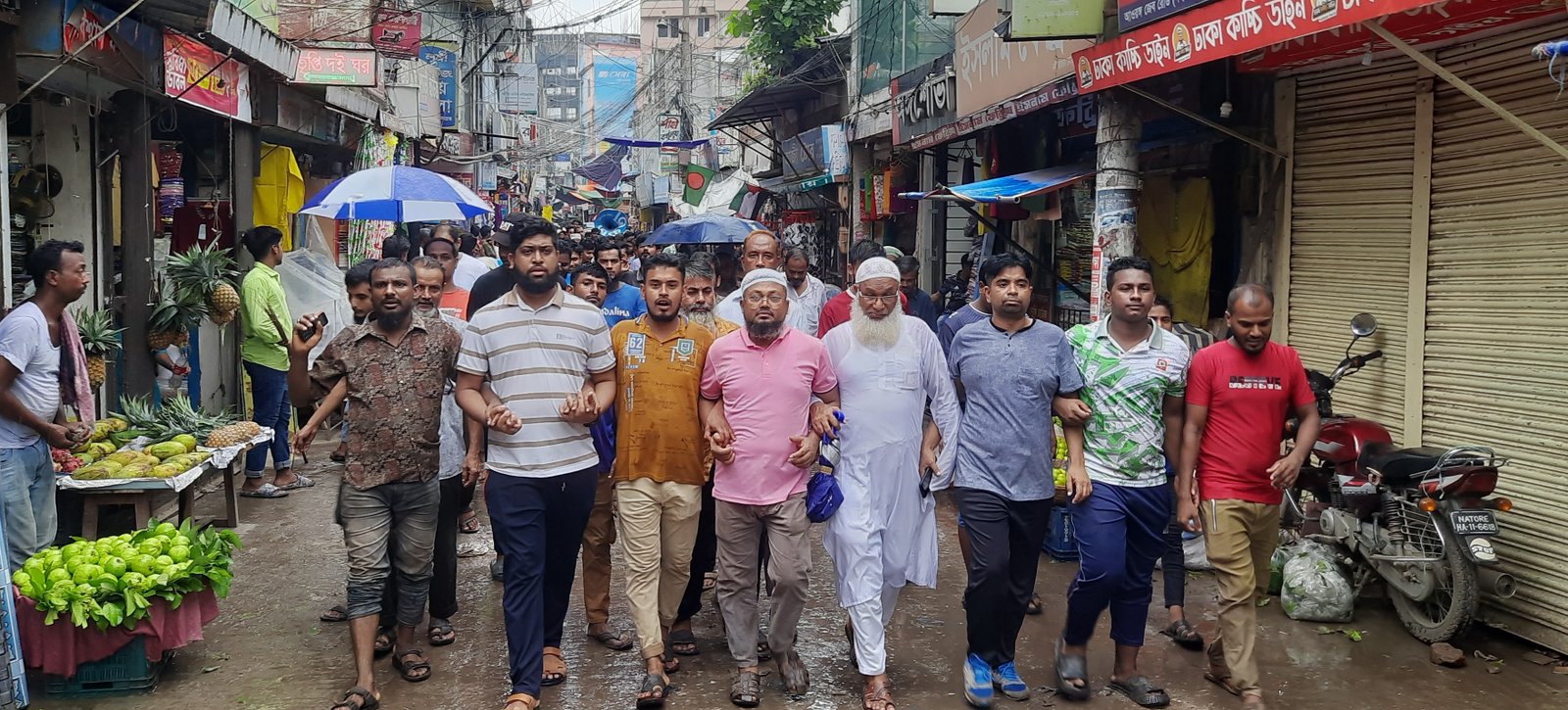 পাবনায় নির্বাহী ম্যাজিস্ট্রেট কর্তৃক ব্যবসায়ীদের হয়রানী ও জরিমানার প্রতিবাদে বিক্ষোভ; দোকান বন্ধ