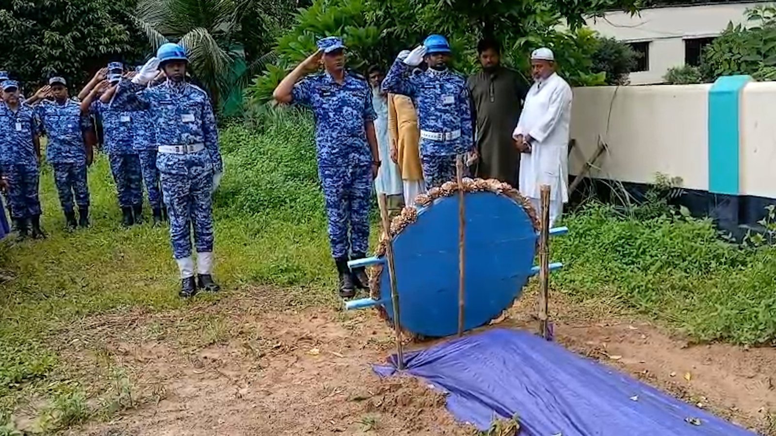 বিমান দুর্ঘটনায় নিহত লামিয়ার সমাধিতে বিমান বাহিনীর শ্রদ্ধা নিবেদন