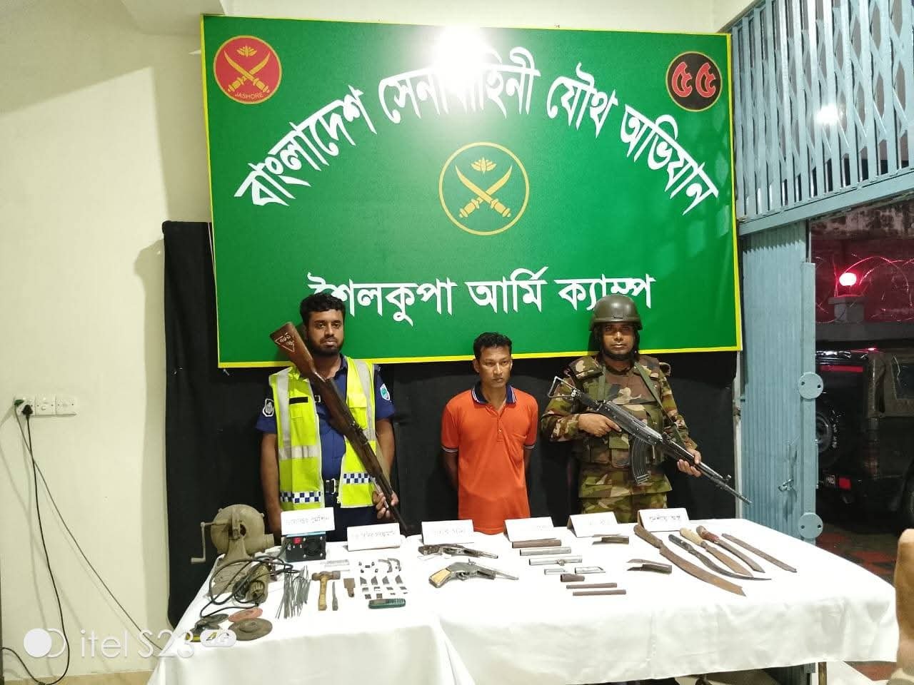 ঝিনাইদহে সেনা অভিযানে পিস্তল ও সরঞ্জাম উদ্ধার