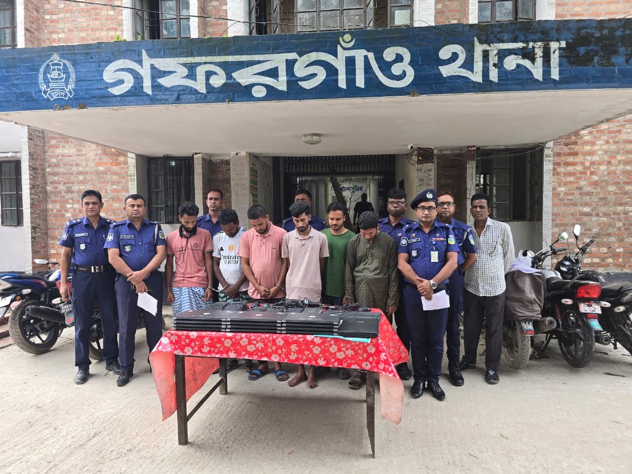 গফরগাঁওয়ে স্কুল থেকে চুরি হওয়া ১৩ ল্যাপটপ উদ্ধার, চোরচক্রের ৫ সদস্য গ্রেপ্তার!