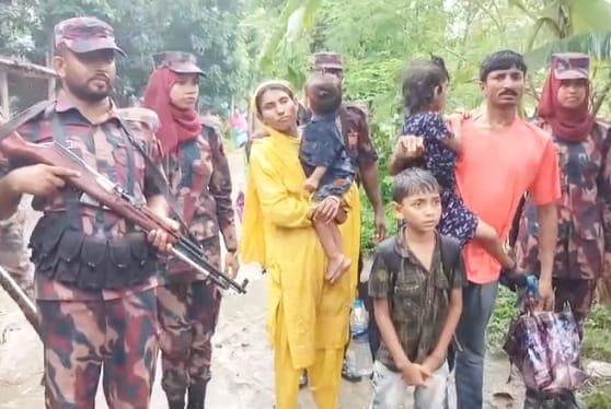 বিএসএফের হাতে আটক পাঁচ বাংলাদেশীকে ফেরত দিল বিএসএফ