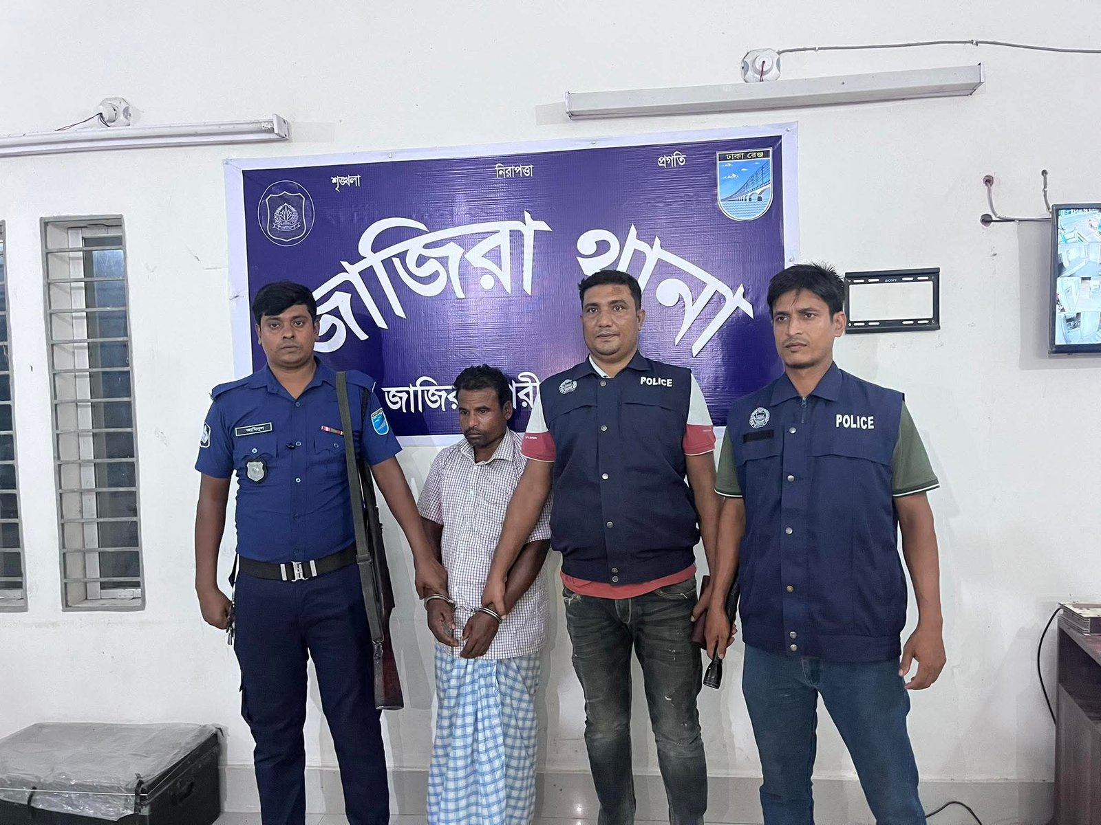 শরীয়তপুরে ৮ বছরের শিশুর ধর্ষণ: রাজ্জাক মাদবর গ্রেপ্তার!