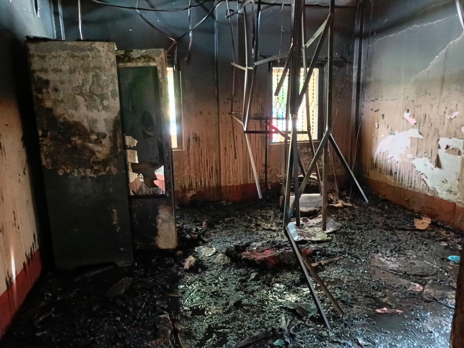 ময়মনসিংহে মুক্তিযোদ্ধা ও সাবেক বিএনপি নেতার বাড়িতে দুর্বৃত্তদের আগুন