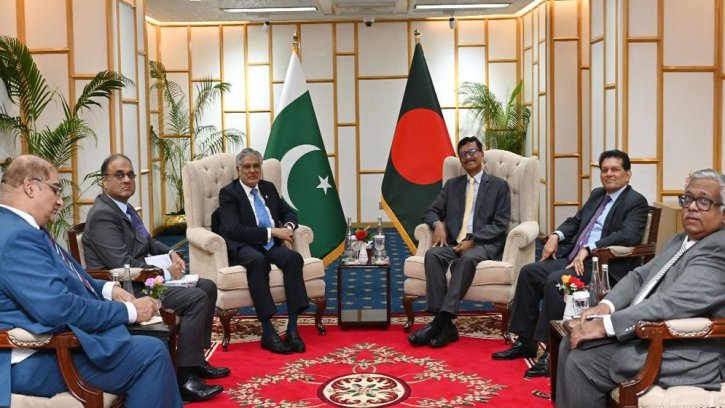 বাংলাদেশ সফরে পাকিস্তানের উপপ্রধানমন্ত্রী, ছয় চুক্তি সই; উদ্বিগ্ন ভারত