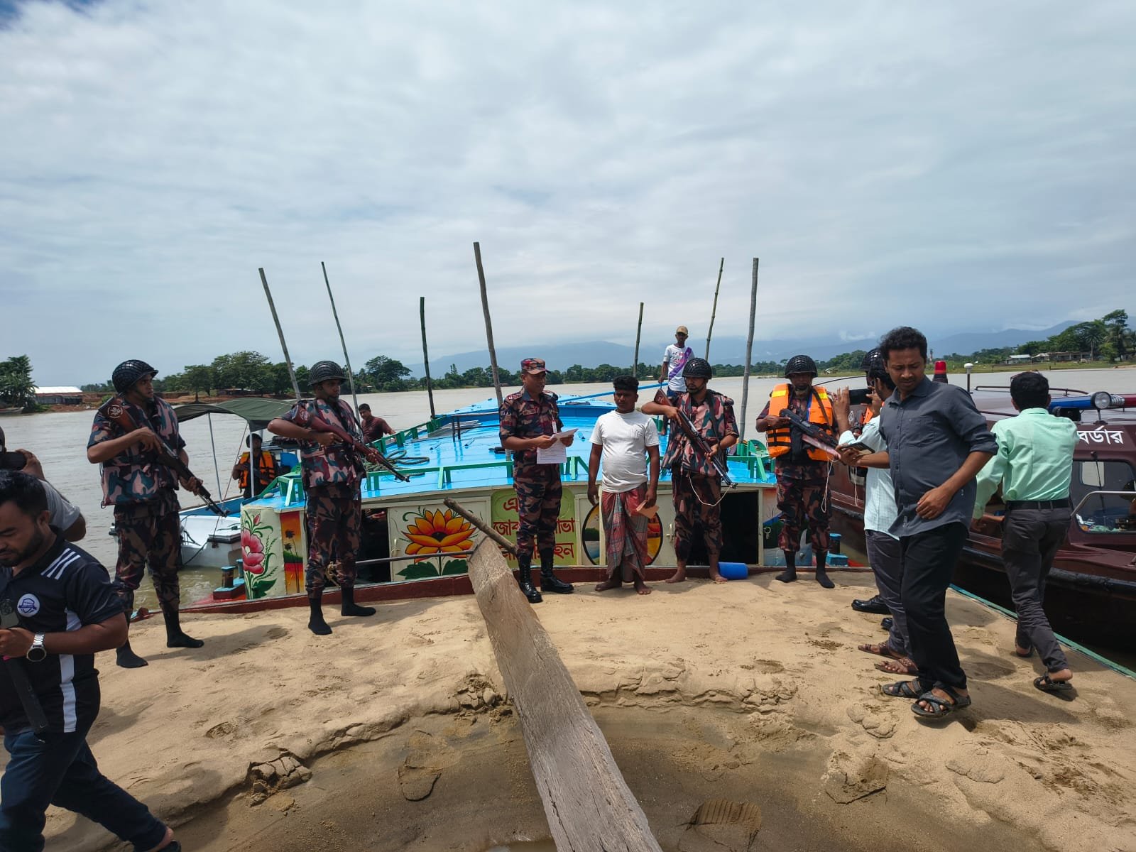 সুনামগঞ্জ সীমান্তে বালু-পাথর লুট ঠেকাতে বিজিবির অভিযান