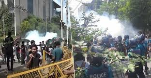 শাহবাগে প্রকৌশল শিক্ষার্থীদের ধাওয়া-পালটা ধাওয়া, পুলিশের টিয়ারশেল নিক্ষেপ!