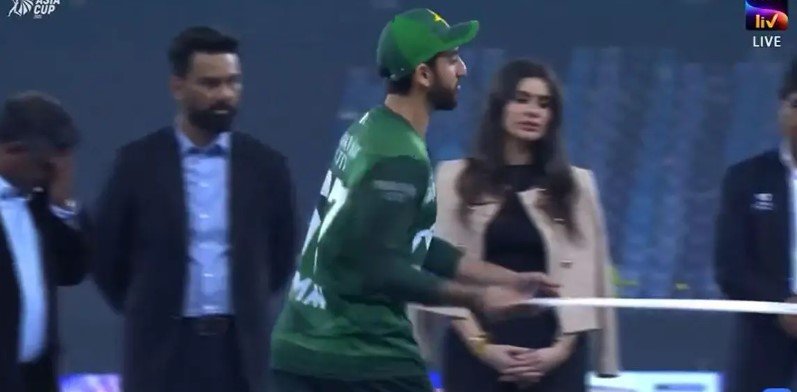 ভারত ট্রফি নিল না, পাকিস্তানি অধিনায়ক ছুড়ে ফেললেন চেক!