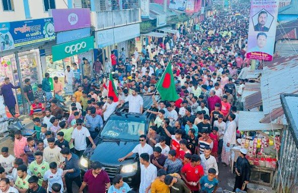 তারেক রহমানের ৩১ দফার লিফলেট বিতরণে হাতিয়ায় জনতার ঢল