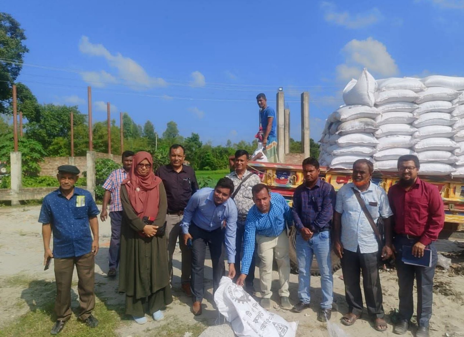 কু‌ড়িগ্রামে ৬১৪ বস্তা নকল সার ধ্বংস!