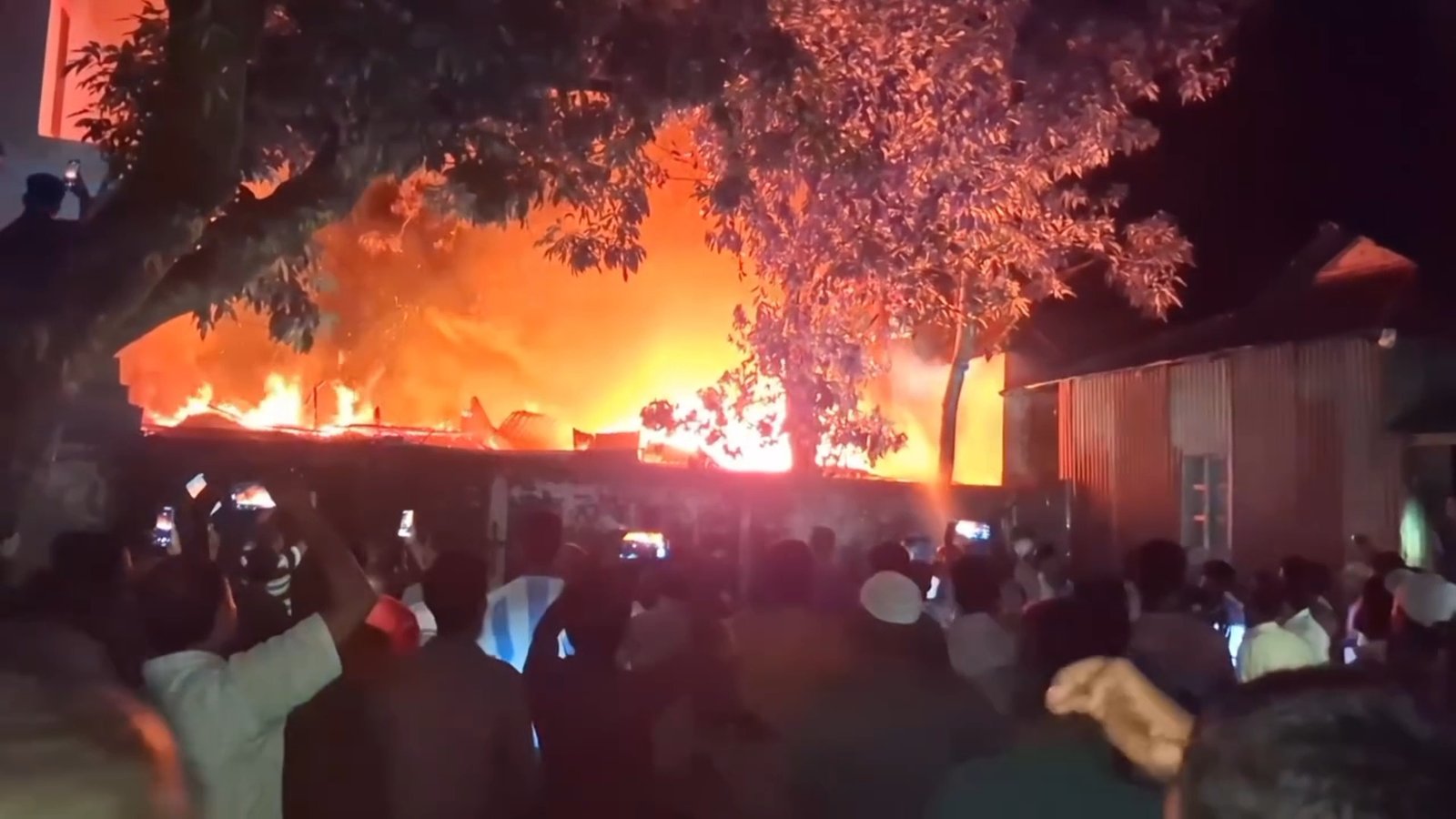 রাতের অগ্নিকাণ্ডে পুড়ে ছাই দুই ঘর, ধ্বংসস্তূপে স্বপ্নভঙ্গ দুই পরিবারের!