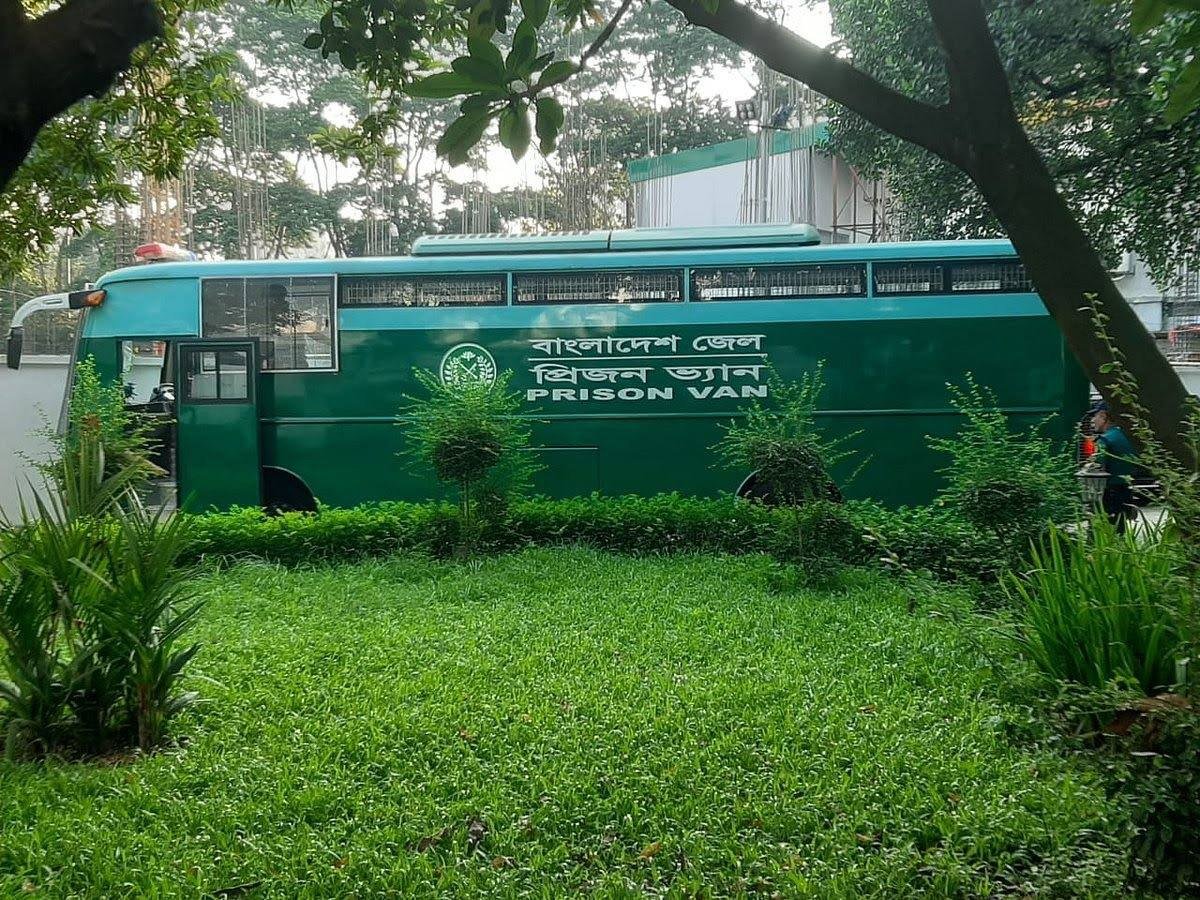 শীতাতপ নিয়ন্ত্রিত প্রিজনভ্যানে ট্রাইব্যুনালে এলেন ১৫ সেনা কর্মকর্তা
