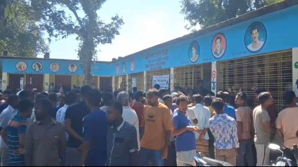 বিদ্যালয়ে ঝাড়ু না দেওয়ায় শিক্ষার্থীকে মারধর