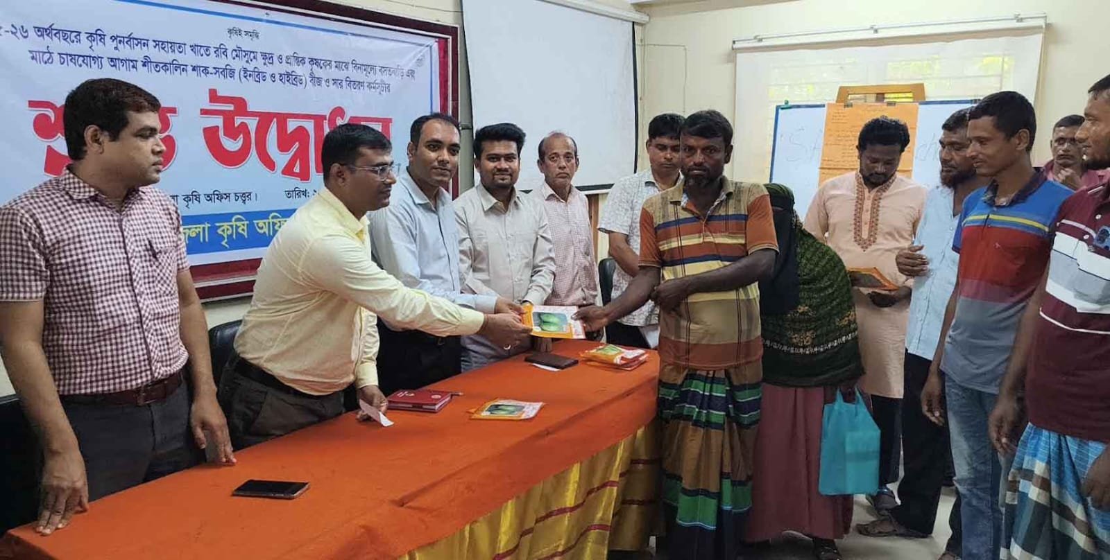 বাগেরহাটে কৃষকদের মাঝে বিনামূল্যে সবজি বীজ বিতরণ!